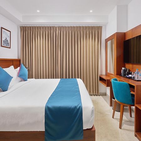 Q-White Crescent Hotel Kochi Exterior foto