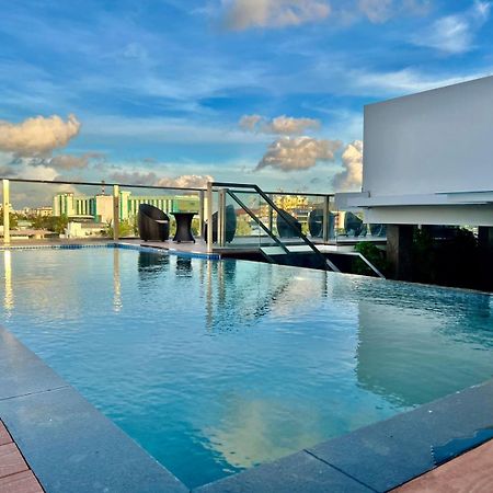 Q-White Crescent Hotel Kochi Exterior foto