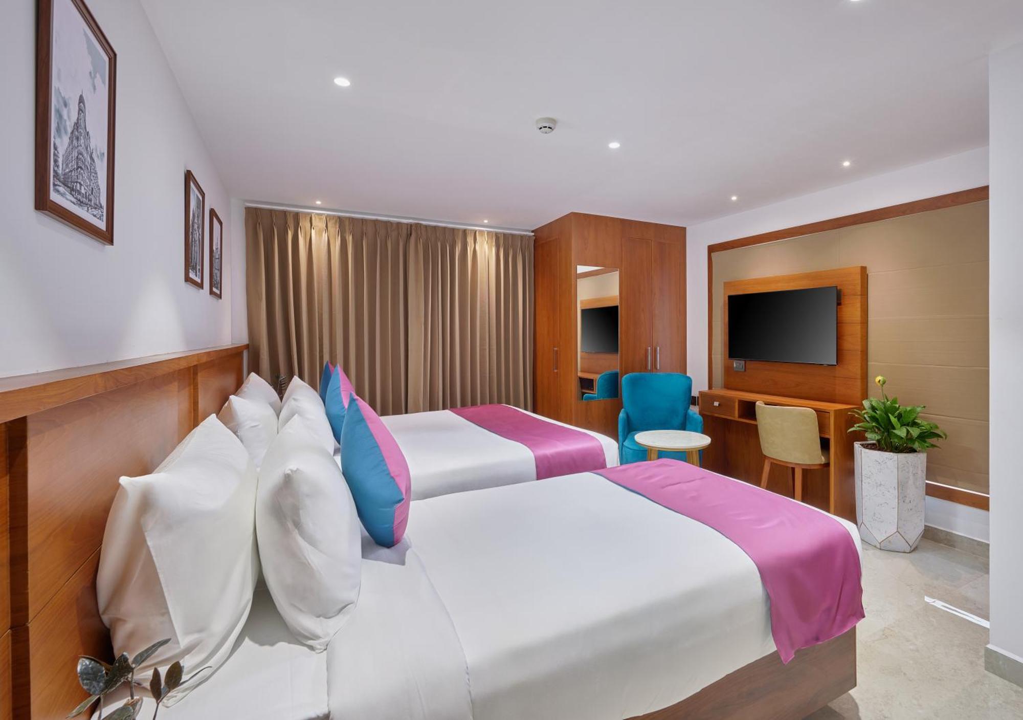 Q-White Crescent Hotel Kochi Exterior foto