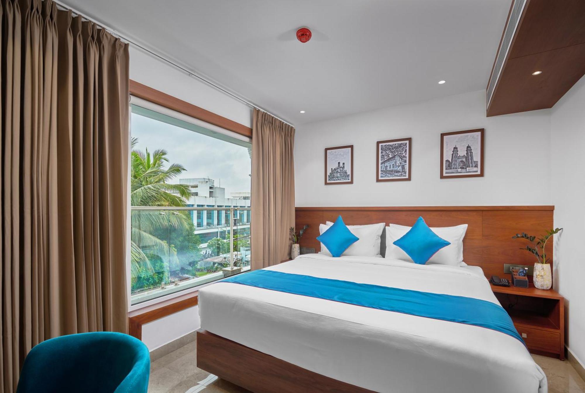 Q-White Crescent Hotel Kochi Exterior foto