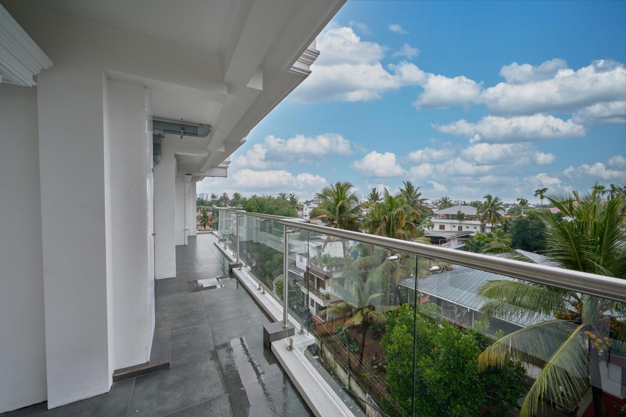 Q-White Crescent Hotel Kochi Exterior foto