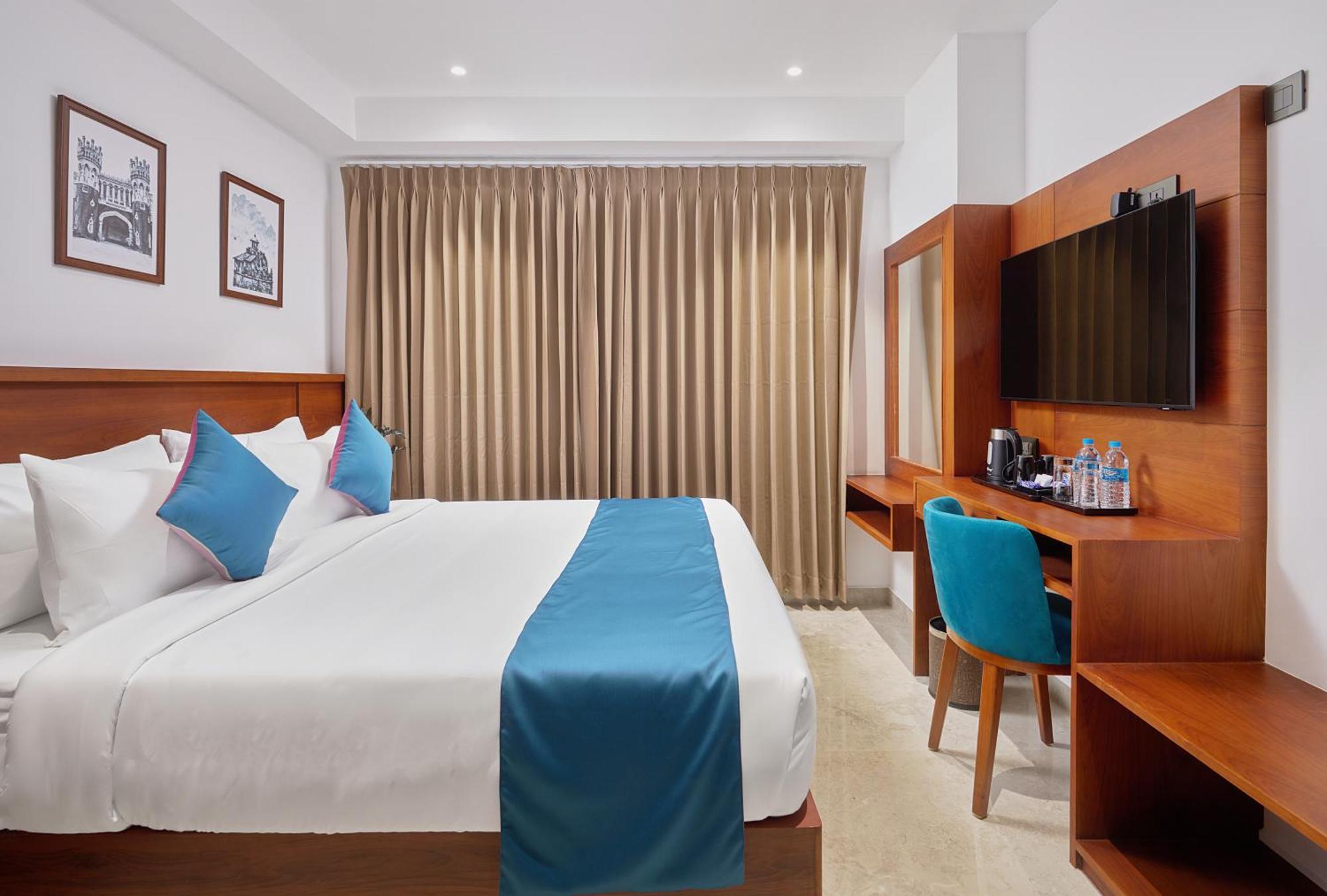 Q-White Crescent Hotel Kochi Exterior foto