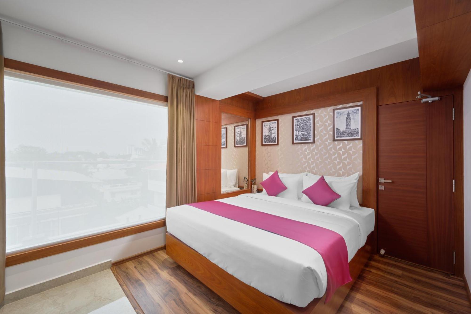 Q-White Crescent Hotel Kochi Exterior foto