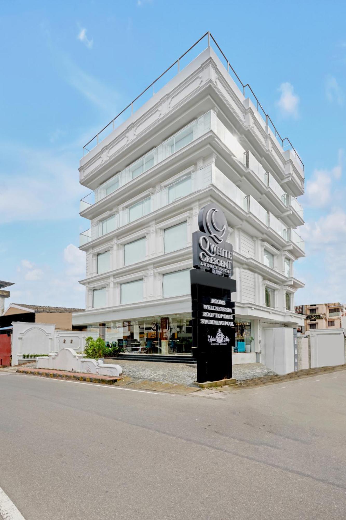 Q-White Crescent Hotel Kochi Exterior foto