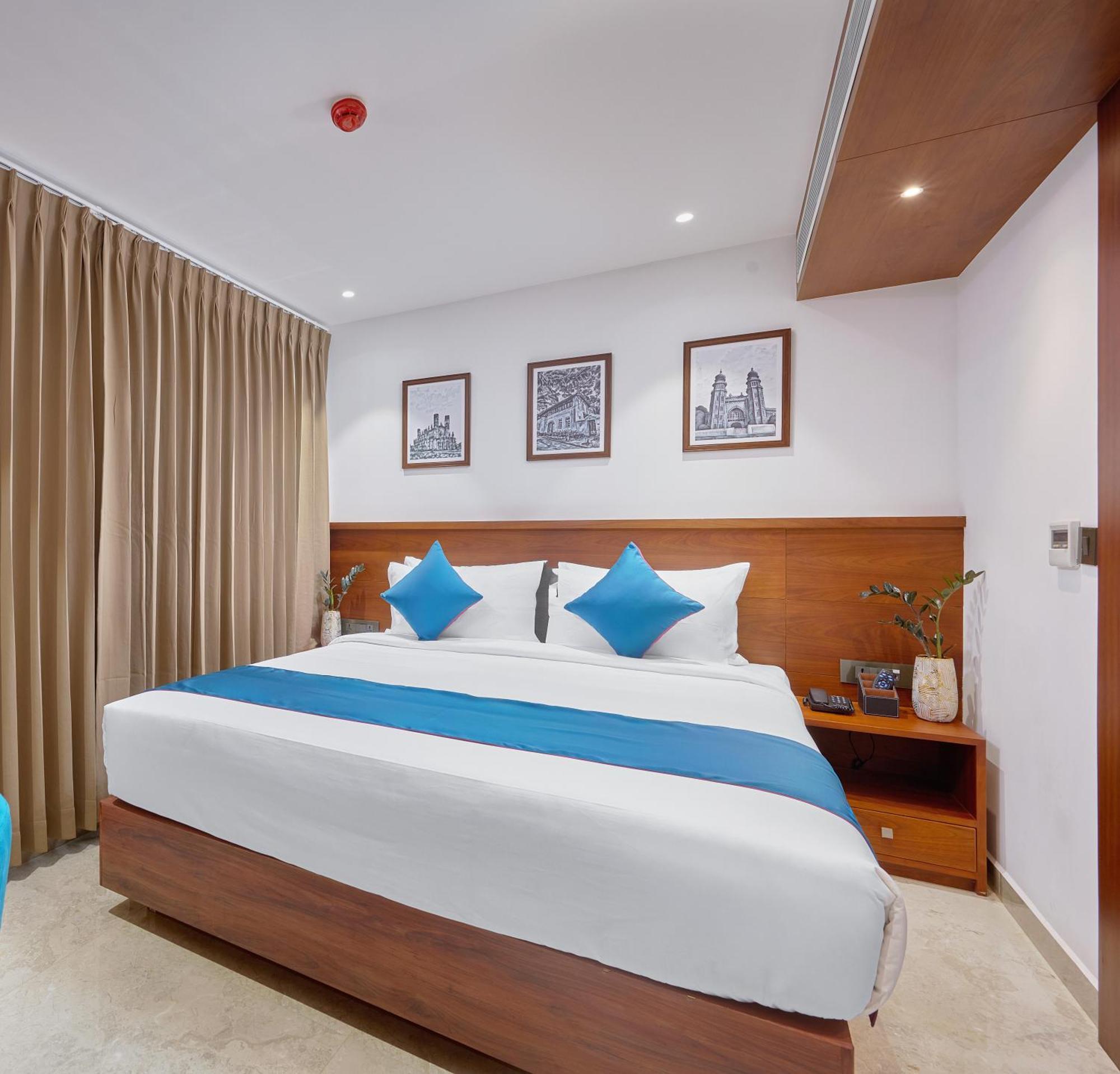 Q-White Crescent Hotel Kochi Exterior foto
