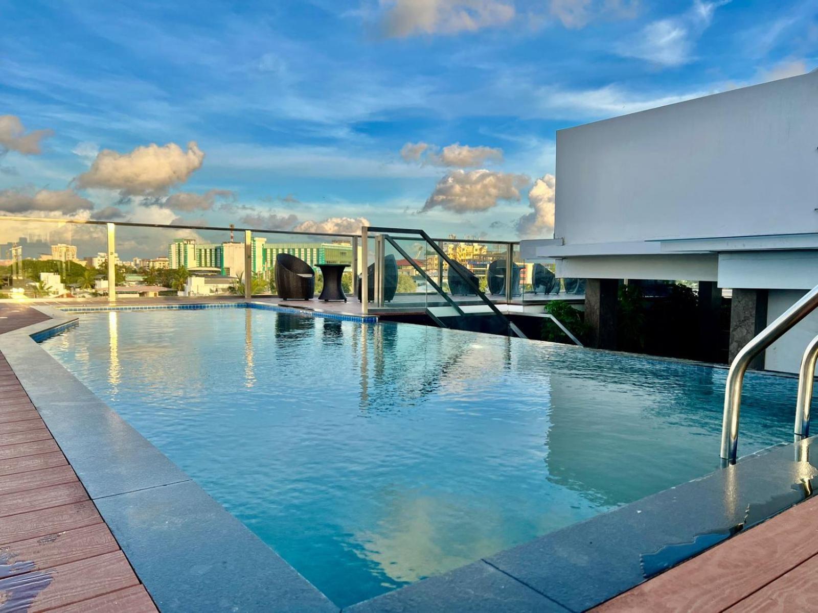 Q-White Crescent Hotel Kochi Exterior foto
