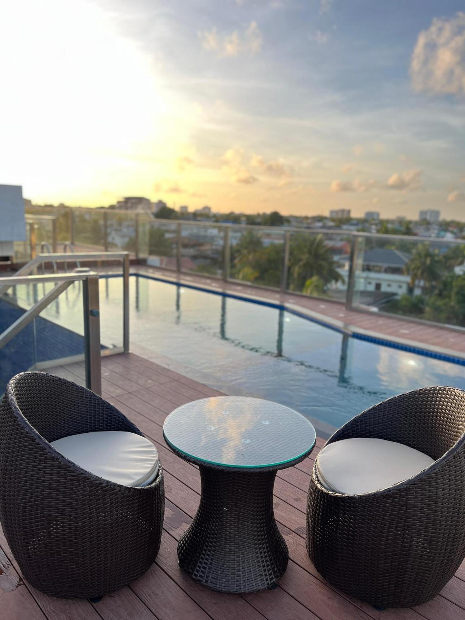 Q-White Crescent Hotel Kochi Exterior foto