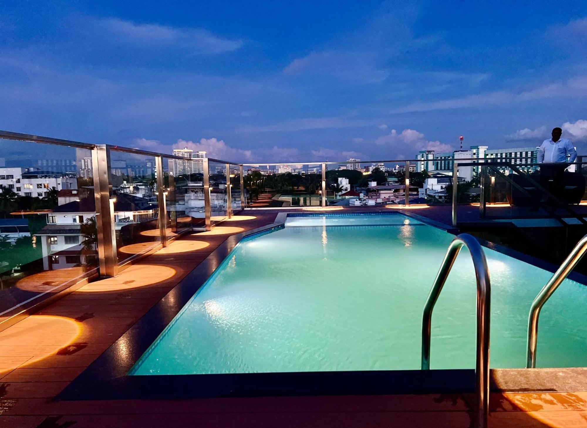 Q-White Crescent Hotel Kochi Exterior foto